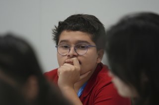 A 15 ans, Francisco Vera Manzanares, avec sa figure d'ado, n'en a pas moins déjà un discours bien affûté sur l'avenir de la planète. On le voit ici lors de la dernière COP 29 à Bakou. KEYSTONE/AP/Joshua A. Bickel